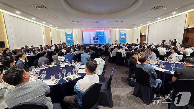 러스틴 무어 AAVMC 회장이 6월 28일 열린 부산수의컨퍼런스 개막식에서 축사를 하고 있다. ⓒ 뉴스1