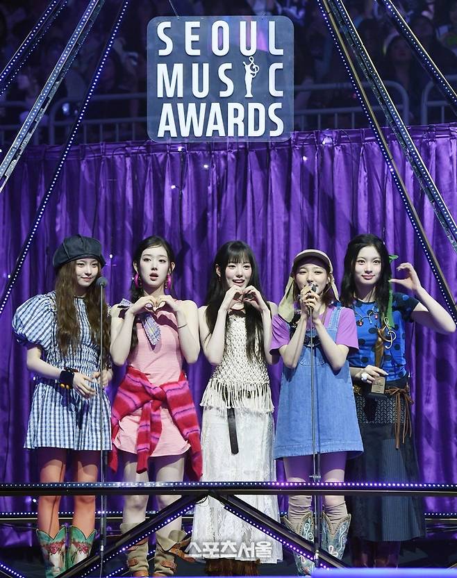 키키(KiiiKiii)가 21일 오후 인천 중구 인스파이어 아레나에서 열린 제34회 ‘서울가요대상’에서 신인상을 수상한 뒤 소감을 밝히고 있다. 2025. 6. 21.  인천 | 박진업 기자 upandup@sportsseoul.com