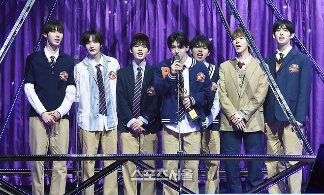 킥플립(KickFlip)이 21일 오후 인천 중구 인스파이어 아레나에서 열린 제34회 ‘서울가요대상’에서 신인상을 수상한 뒤 소감을 밝히고 있다. 2025. 6. 21.  인천 | 박진업 기자 upandup@sportsseoul.com