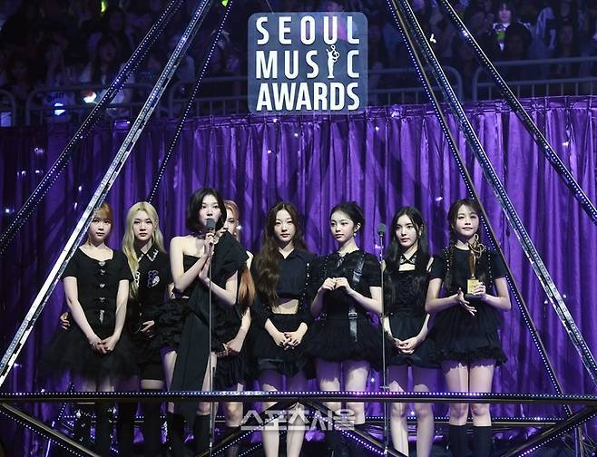 하츠투하츠(Hearts2Hearts)가 21일 오후 인천 중구 인스파이어 아레나에서 열린 제34회 ‘서울가요대상’에서 신인상을 수상한 뒤 소감을 밝히고 있다. 2025. 6. 21.  인천 | 박진업 기자 upandup@sportsseoul.com