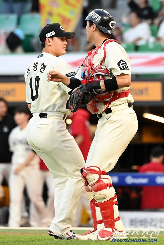 29일 인천SSG랜더스필드에서 열린 한화와 SSG의 경기, SSG가 2대0으로 승리했다. 승리의 기쁨을 나누는 조병현 조형우 배터리의 모습. 인천=허상욱 기자wook@sportschosun.com/2025.06.29/