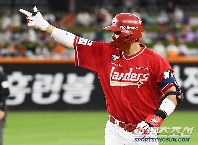 17일 대전 한화생명볼파크에서 열린 SSG-한화의 더블헤더 2차전. 5회초 무사 2루 조형우가 안타를 친 후 기뻐하고 있다. 대전=정재근 기자 cjg@sportschosun.com/2025..5.17/