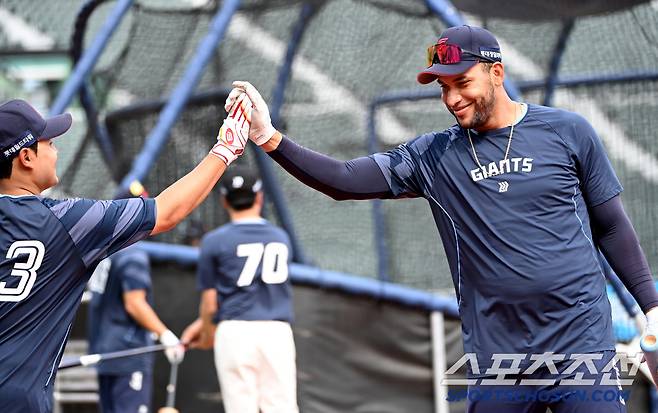 19일 부산 사직야구장에서 열린 한화와 롯데의 경기, 레이예스와 박재엽이 하이파이브를 나누고 있다. 부산=허상욱 기자wook@sportschosun.com/2025.06.19/