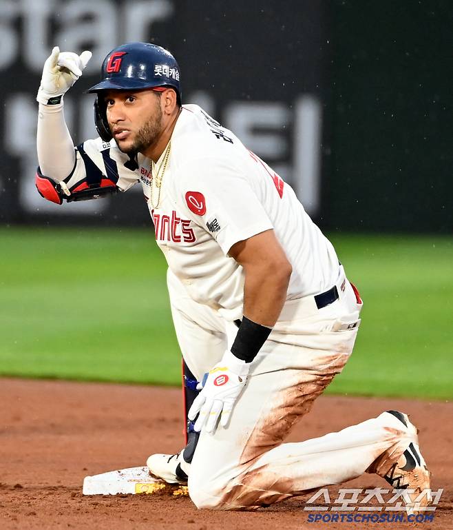 20일 부산 사직야구장에서 열린 삼성과 롯데의 경기, 3회말 롯데 레이예스가 2루타를 치고 환호하고 있다. 부산=허상욱 기자wook@sportschosun.com/2025.06.20/