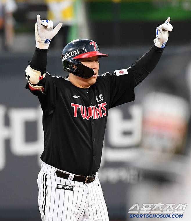 26일 수원KT위즈파크에서 열린 KBO리그 KT 위즈와 LG 트윈스의 경기. 5회초 2사 1루 LG 김현수가 적시타를 날린 뒤 환호하고 있다. 수원=박재만 기자 pjm@sportschosun.com/2025.06.26/