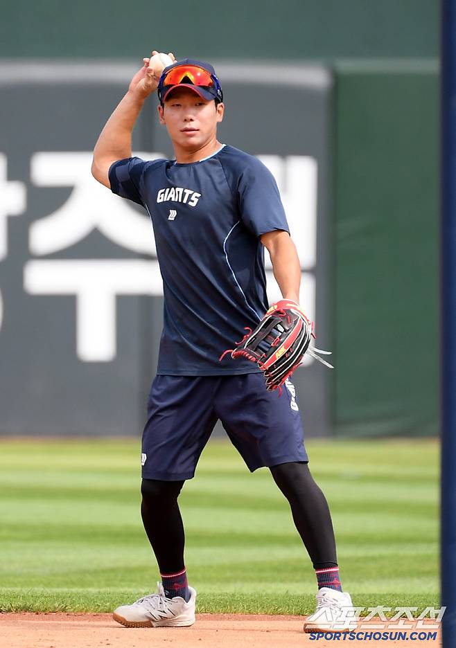 1일 부산 사직구장에서 열린 롯데 자이언츠와 LG 트윈스의 경기. 롯데 장두성이 펑고를 받고 있다. 부산=박재만 기자 pjm@sportschosun.com/2025.07.01/