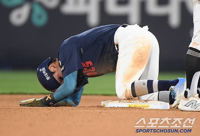 12일 수원 KT위즈파크에서 열린 롯데-KT전. 10회초 1사 1루 고승민 타석에서 1루주자 장두성이 박영현의 견제구에 옆구리를 맞은 후 공이 빠지자 2루로 진루한 후 일어나지 못하고 있다. 수원=정재근 기자 cjg@sportschosun.com/2025.6.12/