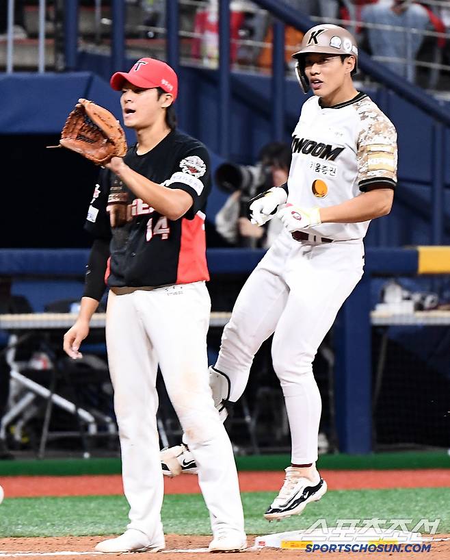 26일 서울 고척스카이돔에서 열린 KIA-키움전. 11회말 1사 1루 송성문이 1타점 3루타를 친 후 환호하고 있다. 고척=정재근 기자 cjg@sportschosun.com/2025.6.26/