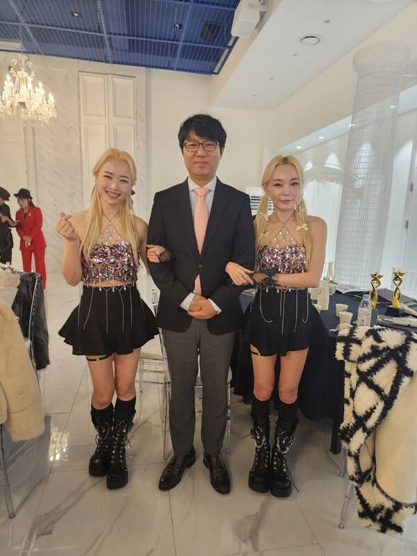 남기연 작곡 '한평생'을 노래할 명랑걸스와 함께. [사진제공=남기연]