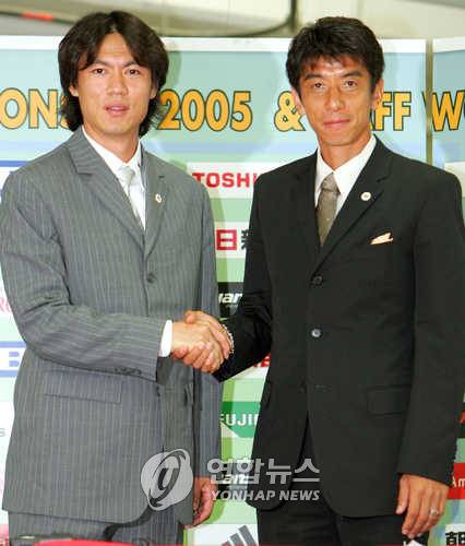 2005년 대구에서 열린 한일축구친선대사 임명 기자회견에 참석해 홍명보 현 한국 대표팀 감독과 악수하는 이하라 코치. ⓒ연합뉴스