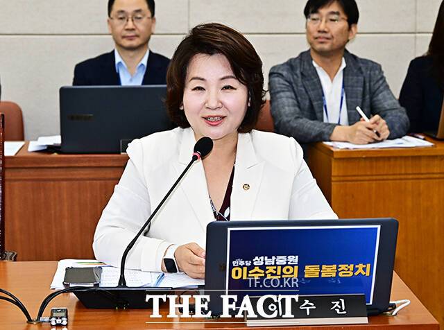 인사말 하는 신임 여당 간사 이수진 더불어민주당 의원.