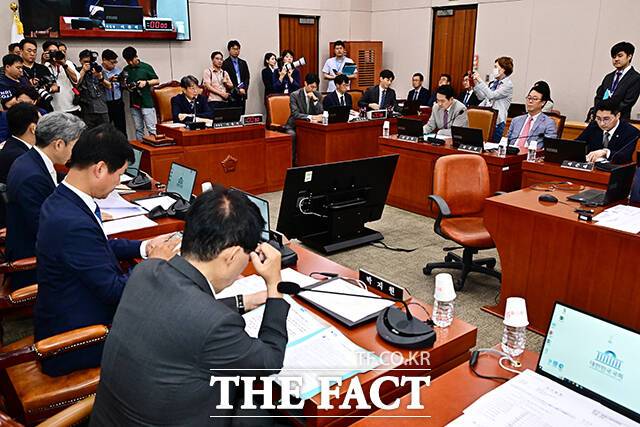 전체회의 주재하는 이춘석 신임 법사위원장.