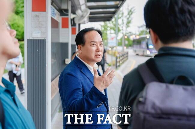 이권재 오산시장이 1일 죽미마을입구 정류장에서 서울역행 광역버스를 기다리는 시민들과 소통하고 있다./오산시
