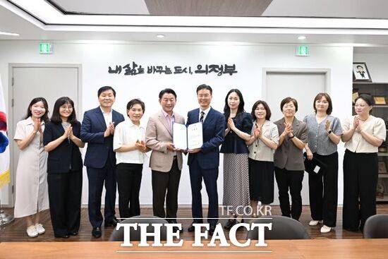 김동근 경기 의정부시장(왼쪽 5번째)이 1일 공식 출범한 의정부도시교육재단의 이성 대표이사(왼족 6번째)를 비롯한 관계자들과 함께 기념사진을 찍고 있다. /의정부시