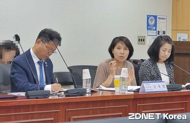 (좌측부터)  서영석 더불어민주당 의원, 김국희 건강보험심평원 약제관리실장, 김연숙 보건복지부 보험약제과장