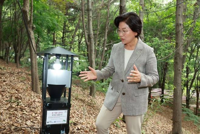 은평구 백련산에 설치된 광원 포집기를 살펴보는 김미경 은평구청장. 은평구 제공.