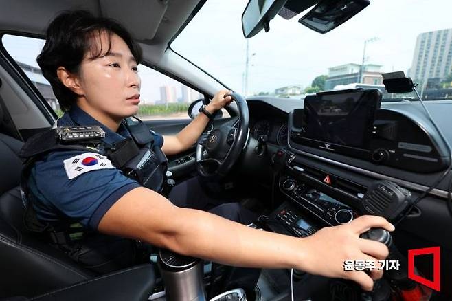 여주경찰서 오학파출소에서 근무중인 전민선 순경이 긴급출동 신고를 받고 출동하고 있다. 윤동주 기자