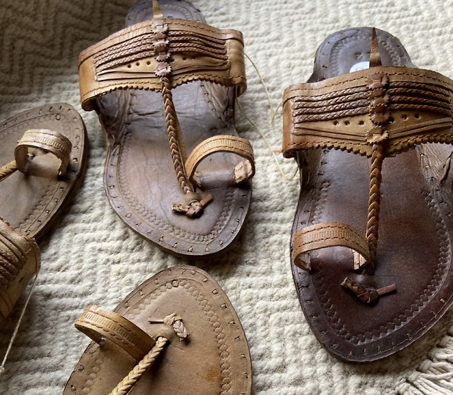 핸드메이드 거래 플랫폼 엣시에서 판매 중인 인도 전통 샌들 콜라푸리 차팔. 엣시 캡처.