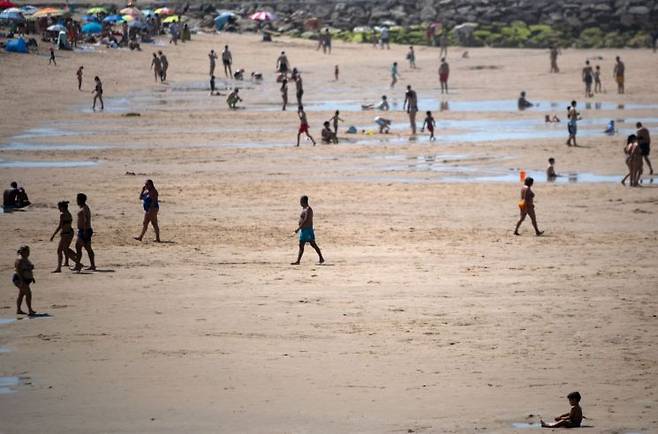 주말 온도가 40도를 넘길 것이 예상된 가운데 포르투갈 시민들이 해변에서 더위를 식히고 있다. AFP연합뉴스