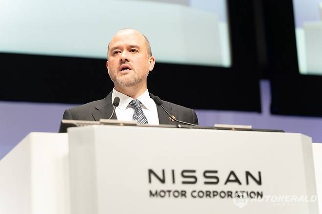 지난 6월 24일 일본 요코하마에 위치한 닛산 글로벌 본사에서 열린 닛산자동차 제126회 정기 주주총회에서 지난 4월 취임한 이반 에스피노사 사장이 연설하고 있다. 그는&nbsp;전 세계 인력의 약 15%, 공장 7곳 폐쇄를 포함한 5000억 엔(약 34억 달러) 규모의 강력한 비용 절감 구조조정을 예고했다. (닛산)