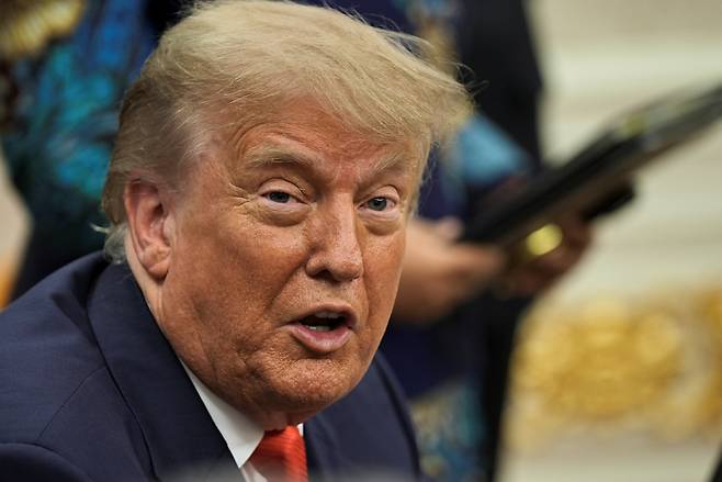 도널드 트럼프 미국 대통령이 27일 백악관 집무실에서 기자들과 만나 대화를 하고 있다. /로이터 연합뉴스