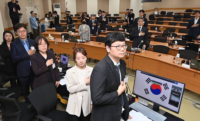 지난 5월 26일 오전 전국법관대표회의가 열린 경기 고양시 사법연수원에서 김예영 의장을 비롯한 참석자들이 국민의례를 하고 있다./고운호 기자