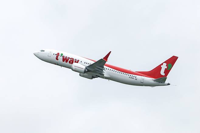 호텔·리조트기업 대명소노그룹이 티웨이항공 인수를 마치고 새 이사진을 꾸린 가운데 25일 서울 강서구 김포국제공항에서 티웨이 항공기가 이륙하고 있다. /연합뉴스