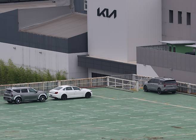 지난 6월 24일 경기도 광명시 기아 오토랜드 광명에 출고 대기 중인 차량이 주차돼 있다. /연합뉴스