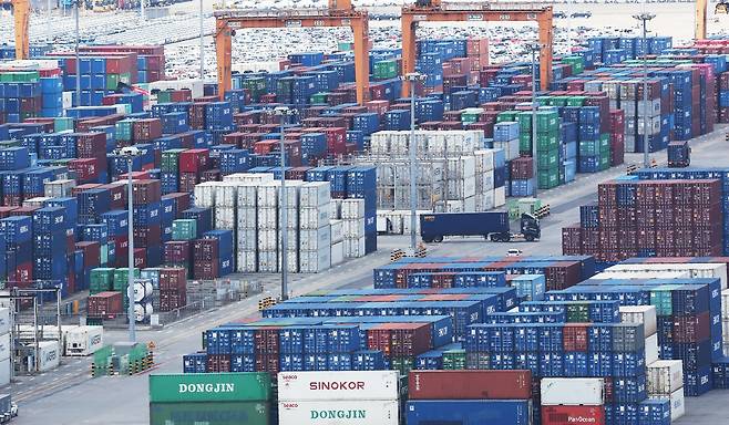지난달 30일 경기도 평택항에 컨테이너가 쌓여 있는 모습. /연합뉴스