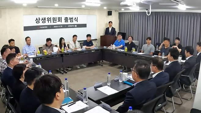 지난달 30일 서울 서초구에 위치한 더본코리아 별관 창업설명회장 회의실에서 진행된 ‘더본코리아 상생위원회’ 출범식 진행 모습. /더본코리아 제공