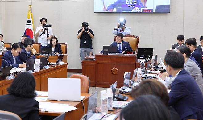 국회 행정안전위원회 소위에서 올해 2차 추가경정예산안이 여야 합의로 처리됐다. 지난 6월 30일 신정훈 국회 행정안전위원장이 서울 여의도 국회에서 열린 행정안전위원회 전체회의에 서 의사봉을 두드리고 있다. /뉴스1