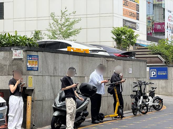 30일 서울 강남구 역삼동 강남역 11번 출구 인근 골목에서 시민들이 담배를 피고 있다. /이호준 기자