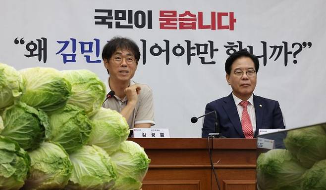송언석 국민의힘 원내대표(오른쪽)가 30일 오전 서울 여의도 국회에서 열린 김민석 국무총리 후보자 국민청문회에서 김경률 공인회계사(왼쪽)의 발언을 경청하고 있다. ⓒ뉴시스