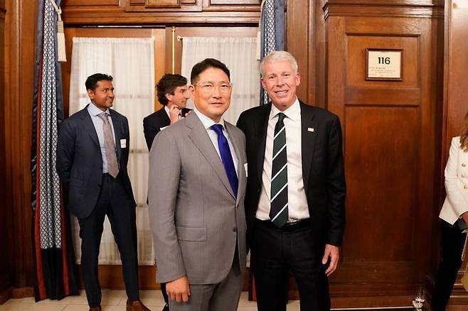 조현준 효성그룹 회장이 지난 3월말 미 워싱턴DC에서 열린 체리블라썸 정책 서밋에 참석해 크리스 라이트 에너지부장관과 기념사진을 촬영하고 있다. ⓒ효성