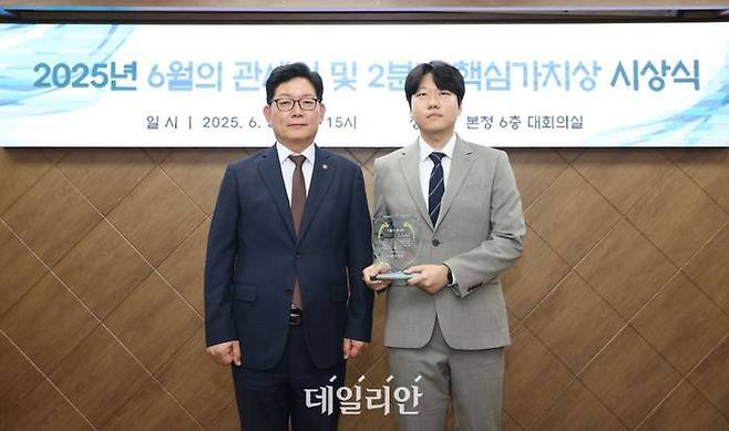 고광효 관세청장(왼쪽)이 6월의 관세인에 선정된 편홍범 서울세관 주무관과 기념 촬영하고 있다.ⓒ관세청