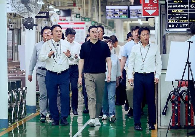 구광모 ㈜LG 대표(앞줄 가운데)가 인도 뉴델리에 위치한 LG전자 노이다 생산공장에서 생산라인을 살펴보고 있다. ⓒLG