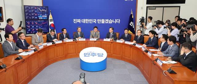 진성준(왼쪽 일곱번째) 더불어민주당 정책위의장이 지난달 30일 서울 여의도 국회에서 상법 개정안 추진과 관련해 경제계 의견을 수렴하기 위해 경제6단체 부회장단과 간담회를 하고 있다. 이날 간담회에는 박일준(〃여덟번째) 대한상공회의소 상근부회장, 김창범(〃여섯번째) 한국경제인협회 상근부회장, 이동근(〃 열번째) 한국경영자총협회 상근부회장, 장석민(〃열네번째) 한국무역협회 전무, 오기웅(〃네번째) 중소기업중앙회 상근부회장, 이호준(〃열두번째) 한국중견기업연합회 상근부회장, 정우용(〃두번째) 한국상장사협회 부회장 등이 참석했다. 연합뉴스