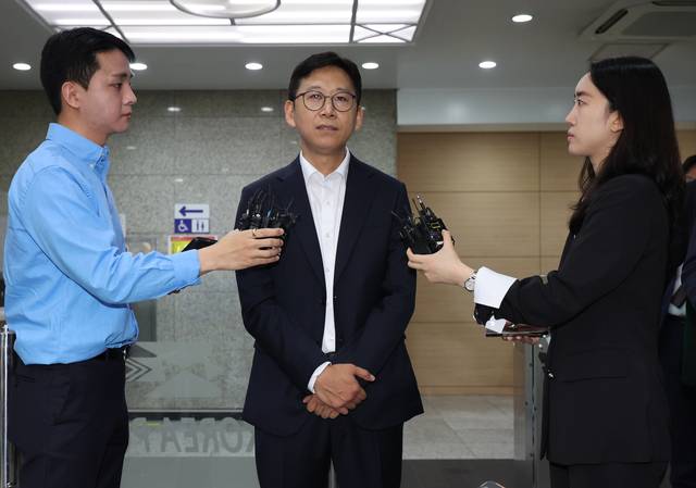 배경훈 과학기술정보통신부 장관 후보자가 지난 6월24일 서울 종로구 광화문우체국에 마련된 인사청문회 준비 사무실로 출근하며 취재진의 질문에 답하고 있다.<연합뉴스 사진>