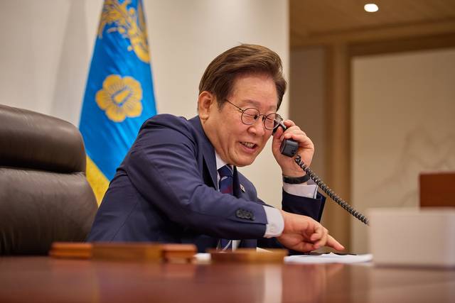 이재명 대통령이 1일 서울 용산 대통령실 청사 집무실에서 크리스토퍼 럭슨 뉴질랜드 총리와 전화 통화를 하고 있다. 대통령실 제공.