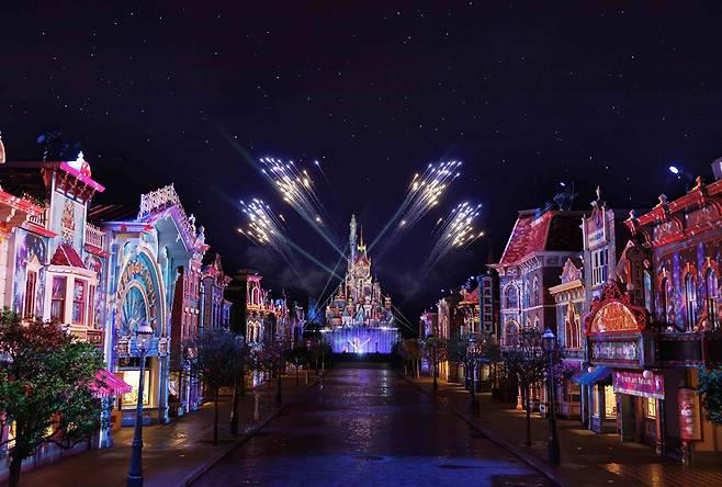 마법의 시간. 밤하늘을 수놓는 '모멘터스: 밤하늘의 파티 쇼'