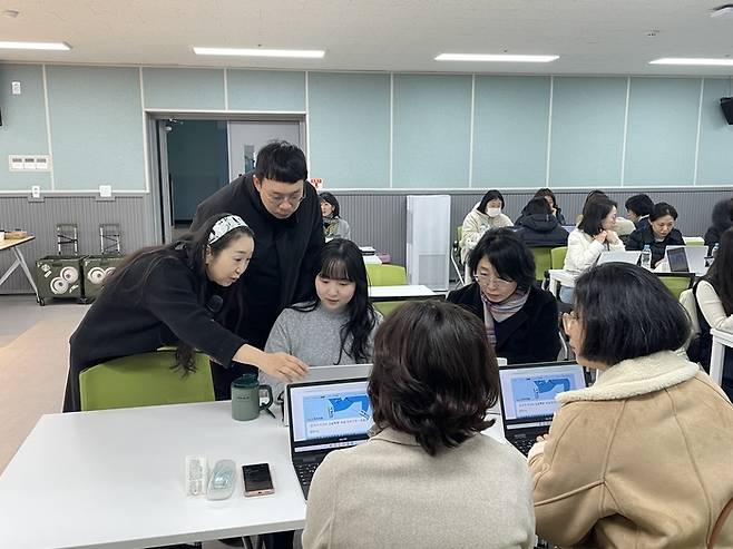 이티에듀 컨소시엄  소속 강사들이 삼일초등학교 교원 대상으로 연수를 하고 있다.