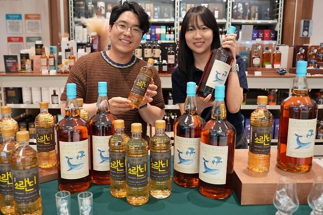 직원들이 서울 송파구 보틀벙커 잠실점에서 '소랜디'와 '그랑웨일'을 소개하고 있다. 롯데마트 제공