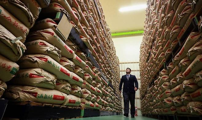 지난 2월 일본 사이타마현 정부 비축미 창고에 쌀이 가득 쌓여 있다. AFP 연합뉴스