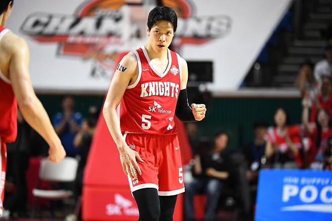 2025~2026시즌 보수 공동 1위에 오른 김선형. 지난 시즌 뒤 서울 에스케이(SK)에서 수원 케이티(KT)로 이적했다. 한국농구연맹 제공