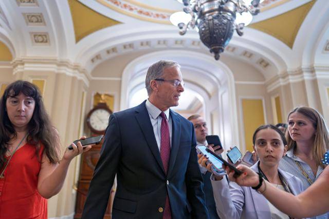 존 슌(가운데) 미국 연방 상원 공화당 원내대표가 29일 워싱턴 국회의사당에서 도널드 트럼프 대통령이 추진 중인 '하나의 크고 아름대운 법안' 처리 관련 취재진 질문에 답하고 있다. 워싱턴=AP 연합뉴스