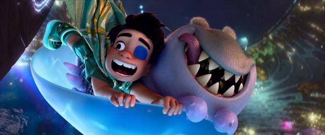 엘리오가 글로든과 함께 우주를 유영하고 있다. 월트디즈니컴퍼니 코리아 제공