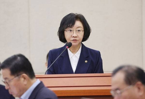 오유경 식품의약품안전처장이 1일 서울 여의도 국회에서 열린 보건복지위원회 전체회의에서 추경안 의결 관련 인사말을 하고 있다. / 사진 = 연합뉴스DB