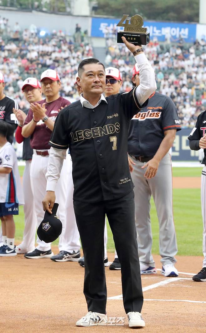 "2022 KBO리그 올스타전이 16일 오후 잠실야구장에서 열렸다. 레전드 톱4에 선정된 이종범이 기념패를 받고 기뻐 하고있다, 잠실=정시종 기자 capa@edaily.co.kr /2022.07.16."