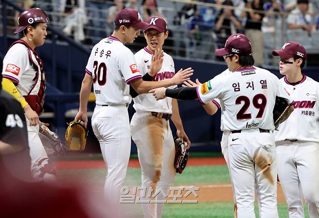 29일 오후 서울 고척스카이돔에서 열린 2025 KB0리그 프로야구 키움히어로즈와 삼성라이온즈의 경기. 10대 7 승리를 거둔 키움 선수들이 경기 후 자축하고 있다. 고척=김민규 기자 mgkim1@edaily.co.kr /2025.06.29/