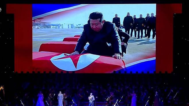 북한 TV, 북한군 전사자 유해 송환 장면 공개